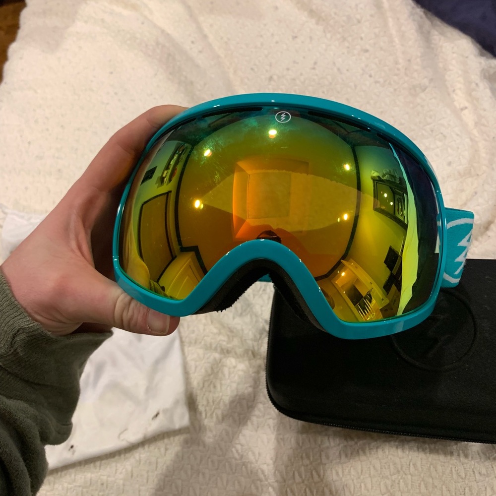 Electric snowboarding / ski goggles